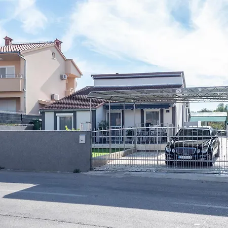 Apartman Sandra * Τρογκίρ